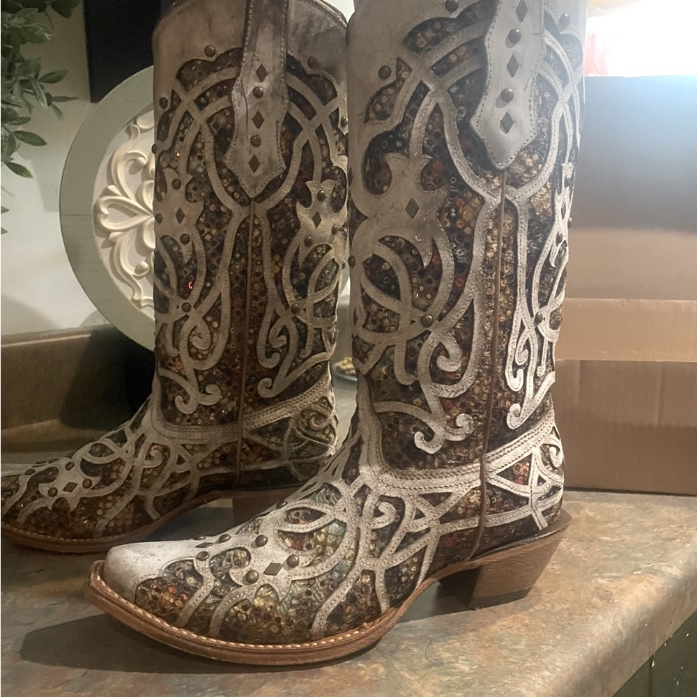 New In Box- Corral Ladies boots- A Stunning STEAL! Size 6.5 Taupe Inlay & Studs